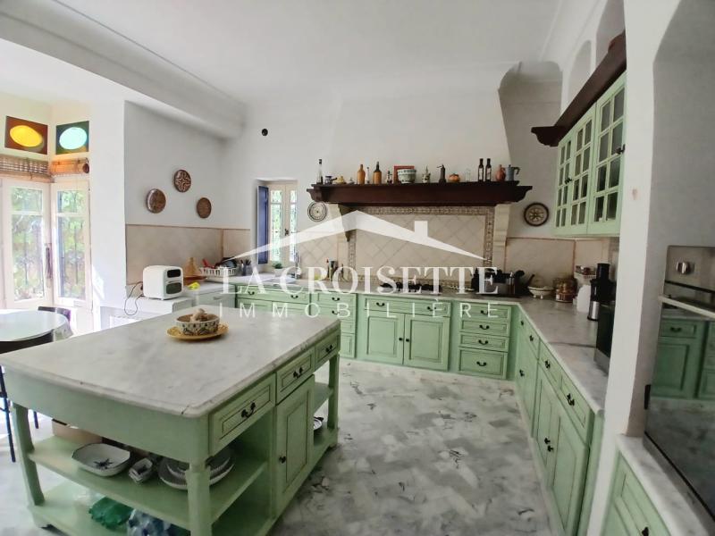 Villa S+6 avec piscine à Gammarth